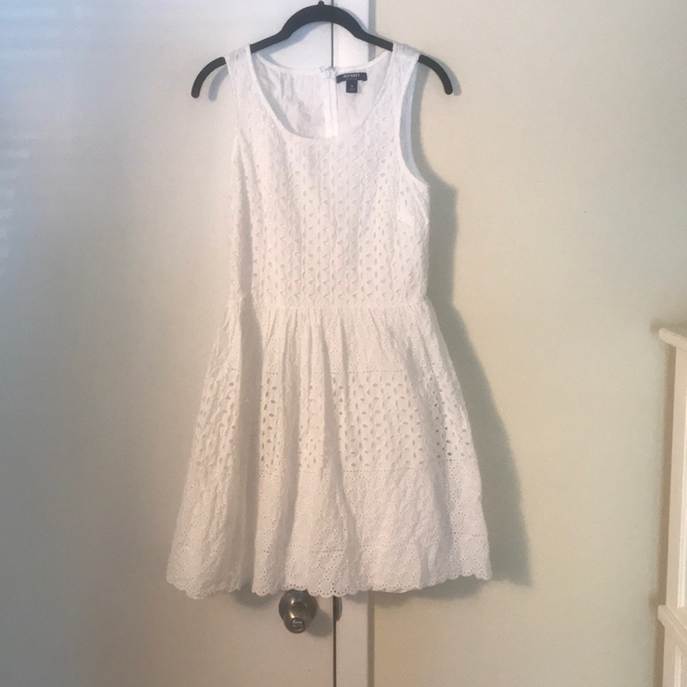 Size 6 White Old Navy Sun dress!